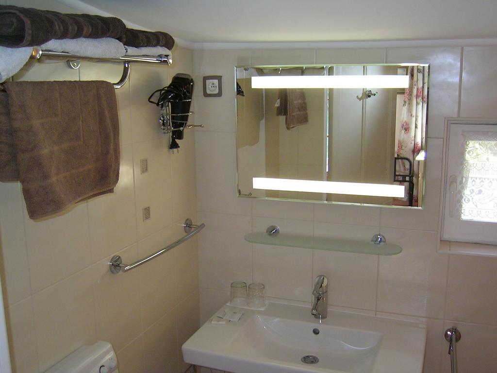 Mas La Provence Bed & Breakfast L'Isle-sur-la-Sorgue Room photo